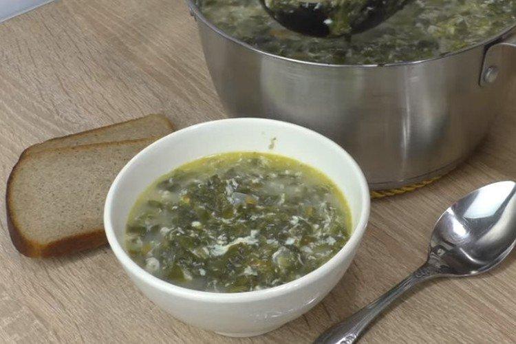 Soupe d'oseille avec oeuf et fromage