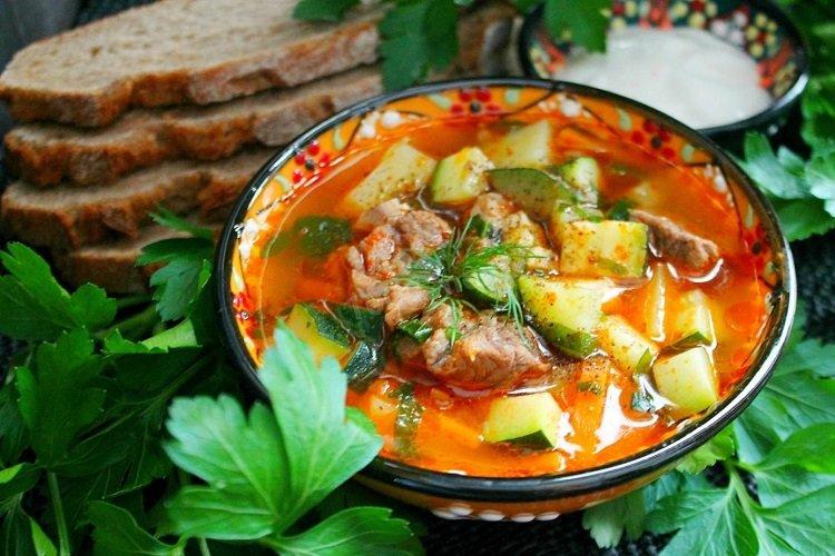 Shurpa au boeuf, courgettes et poivrons