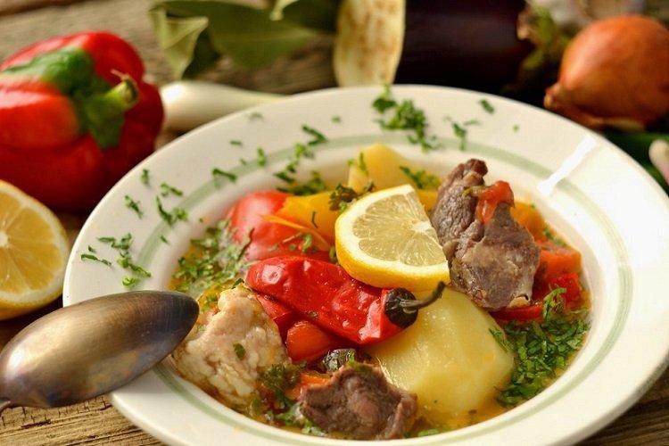 Shurpa à l'agneau dans un style caucasien