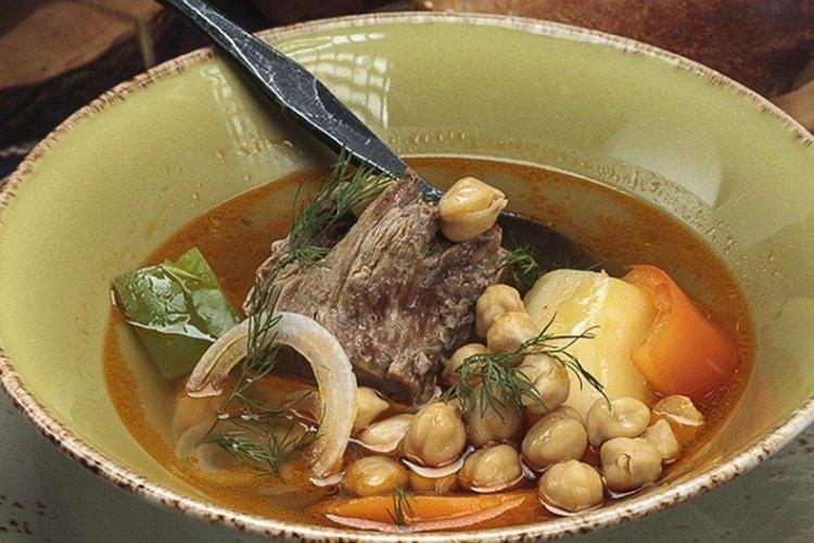 Shurpa aux pois chiches et à l'agneau