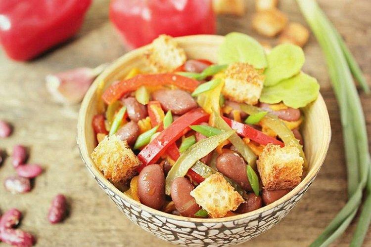 Salade de haricots, croûtons et poivrons