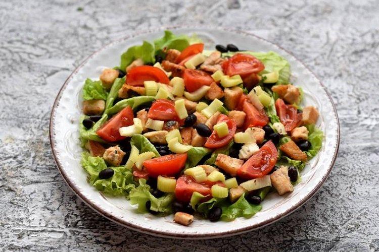 Salade de cerises, céleri, haricots et croûtons