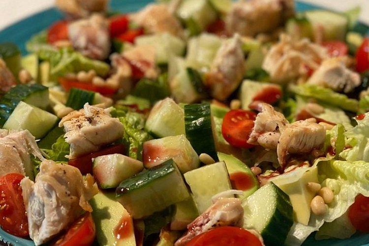 Salade de haricots, croûtons et légumes frais