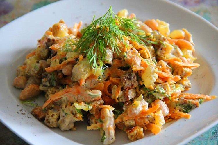 Salade coréenne de carottes, croûtons et haricots