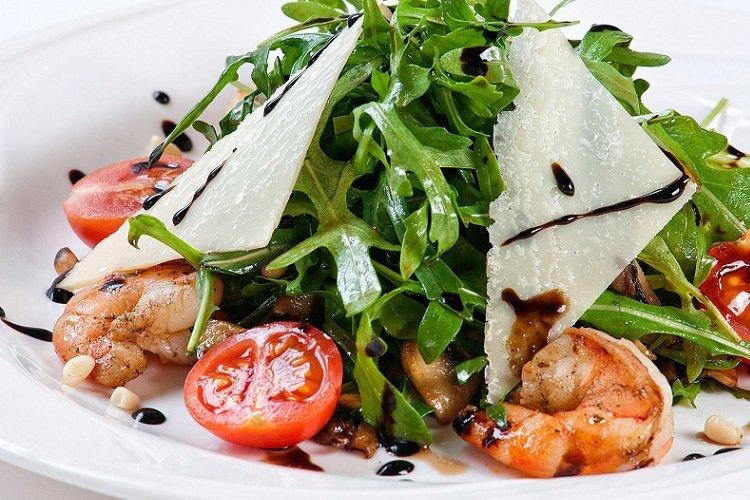 Salade de roquette, crevettes et parmesan