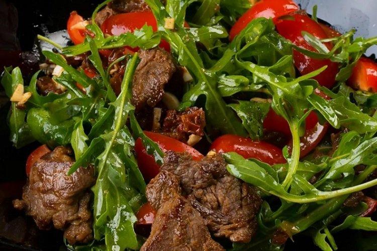Salade tiède au boeuf et roquette