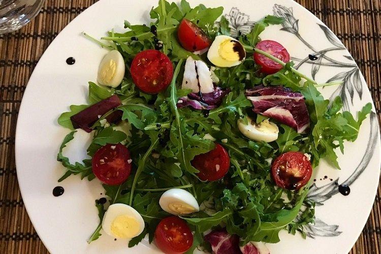 Salade de roquette et œufs de caille
