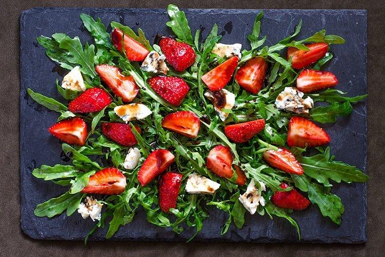 Salade de roquette et fraises