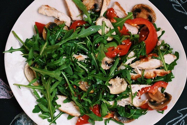 Salade de champignons frits, poulet et roquette