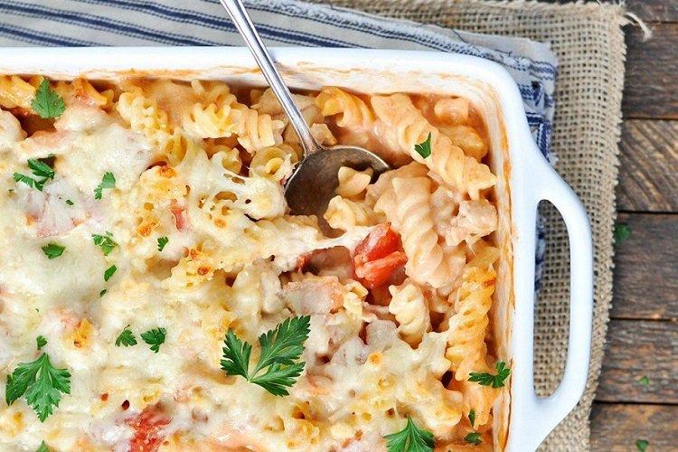 Casserole de poulet, pâtes et poivrons