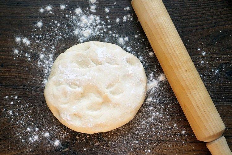 Pâte à pizza avec mayonnaise