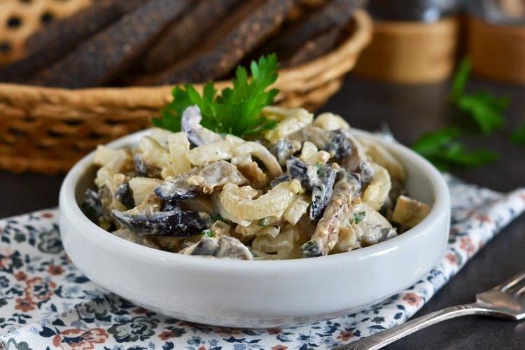 Salade de champignons sautés et pruneaux