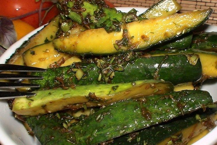 Concombres légèrement salés à la sauce verte