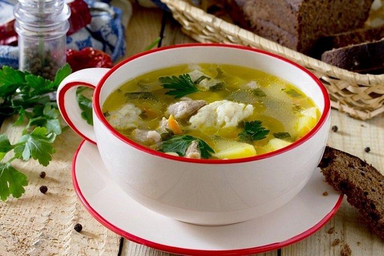 Soupe au poulet, chou et boulettes