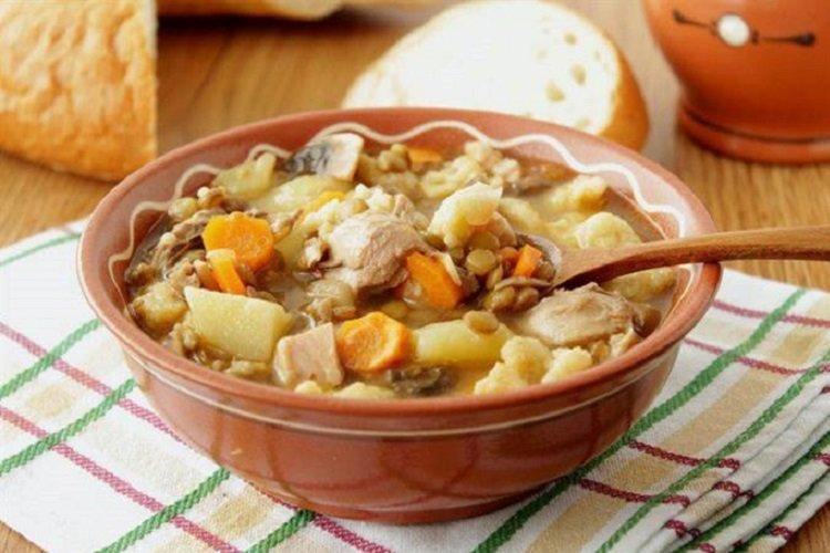 Soupe de poulet aux lentilles, boulettes et champignons