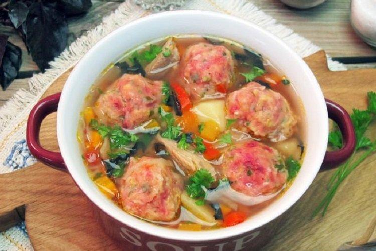 Soupe de poulet aux boulettes de betterave