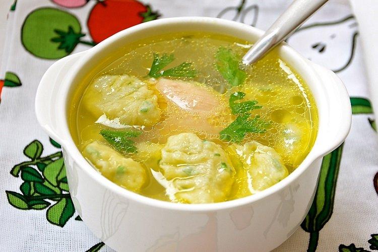 Soupe au poulet et boulettes sans friture