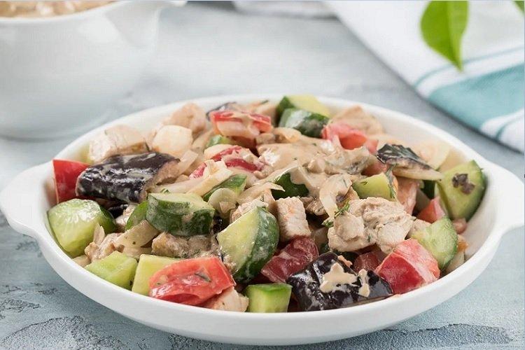 Salade de poulet aux légumes frais et pruneaux