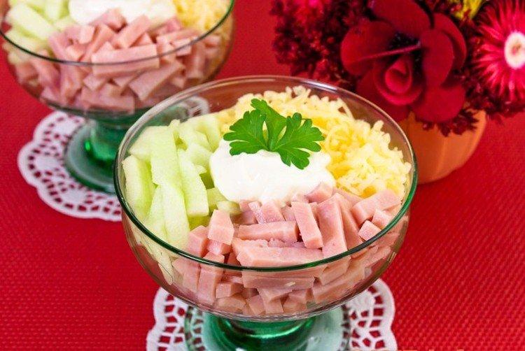 Snack de jambon dans un verre