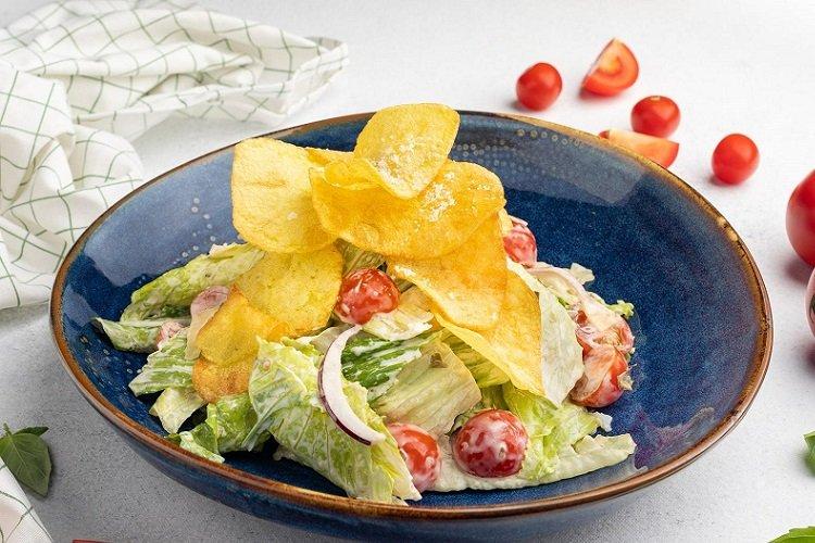 Salade de frites, tomates cerises et parmesan