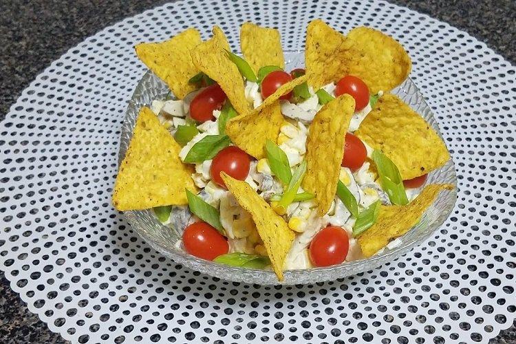 Salade de tomates et chips de fromage