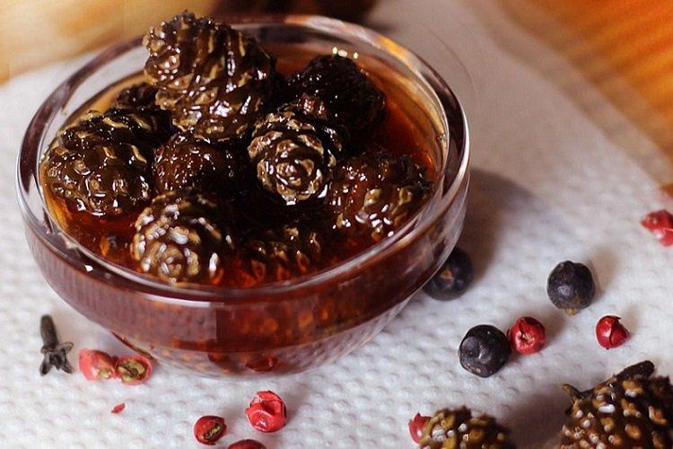 Confiture de pommes de pin aux airelles