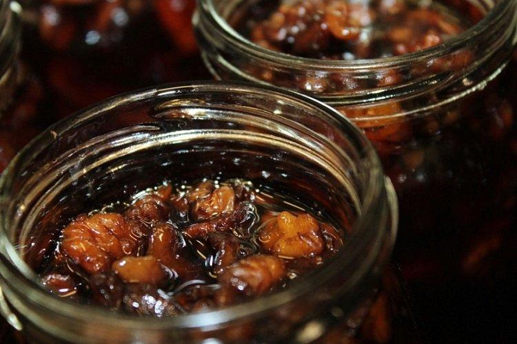 Confiture de pommes de pin aux noix