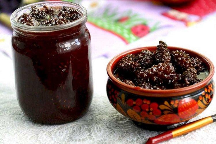 Confiture de pommes de pin dans une mijoteuse