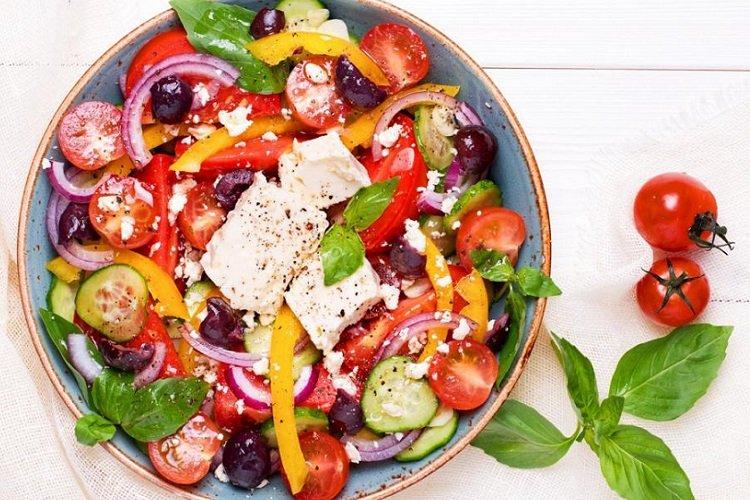Salade de feta, haricots rouges et légumes