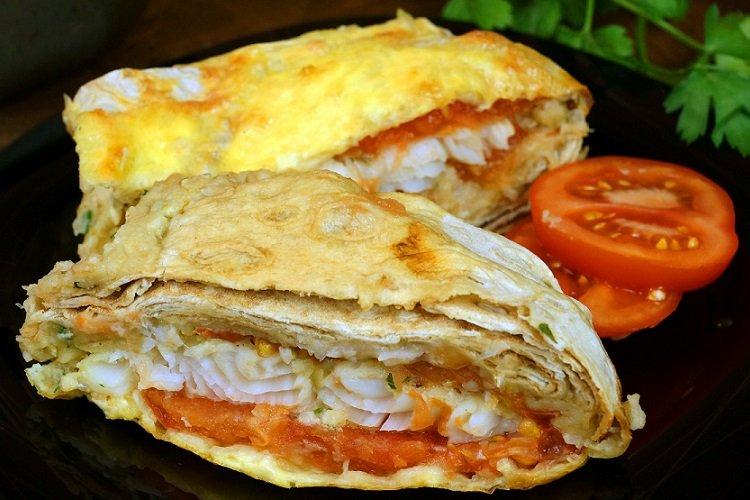 Filet de goberge cuit avec des tomates dans du pain pita