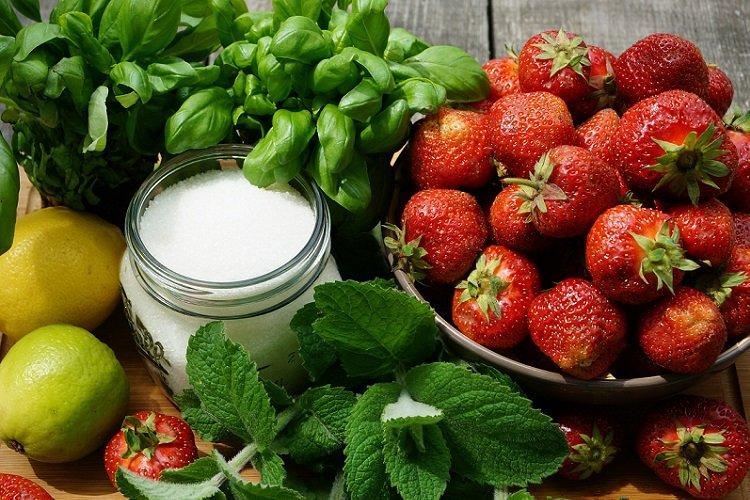 Confiture de fraises au basilic et mélisse