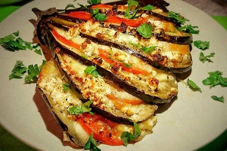 Aubergine avec mozzarella et tomates