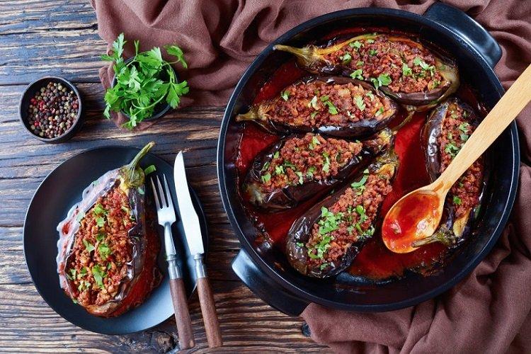 Aubergine à la viande hachée dans une sauce épicée