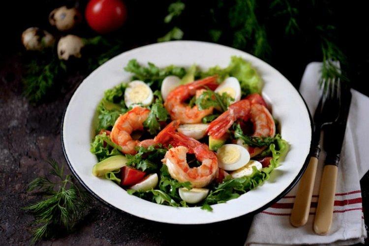 Salade de roquette, crevettes et œufs de caille