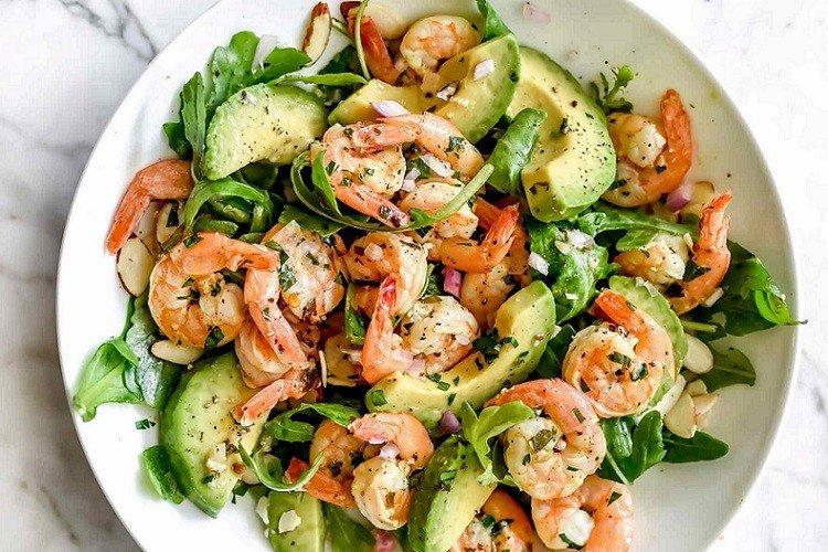 Salade d'avocat, crevettes et roquette