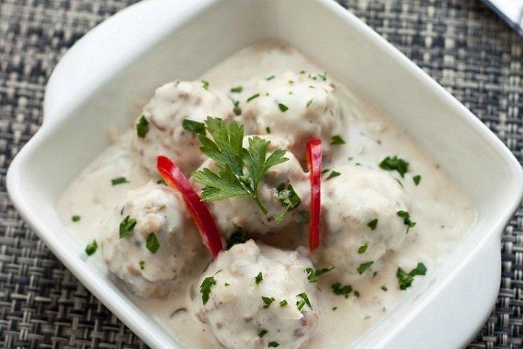 Boulettes de viande avec sauce à la crème sure dans une casserole