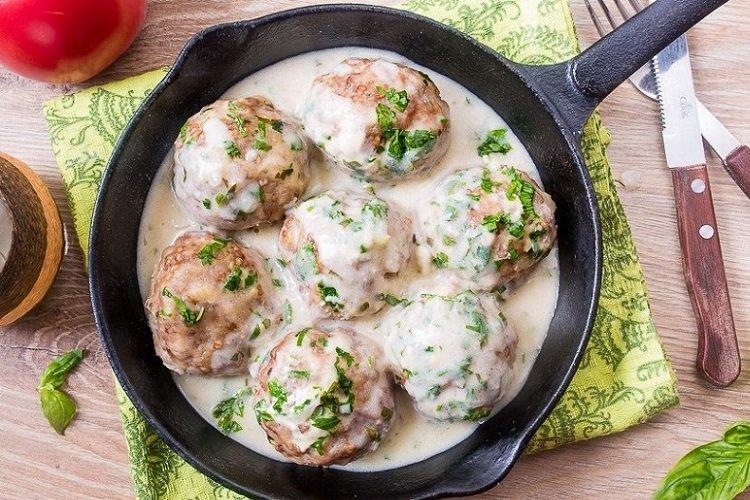 Boulettes de viande avec du riz dans une sauce à la crème sure