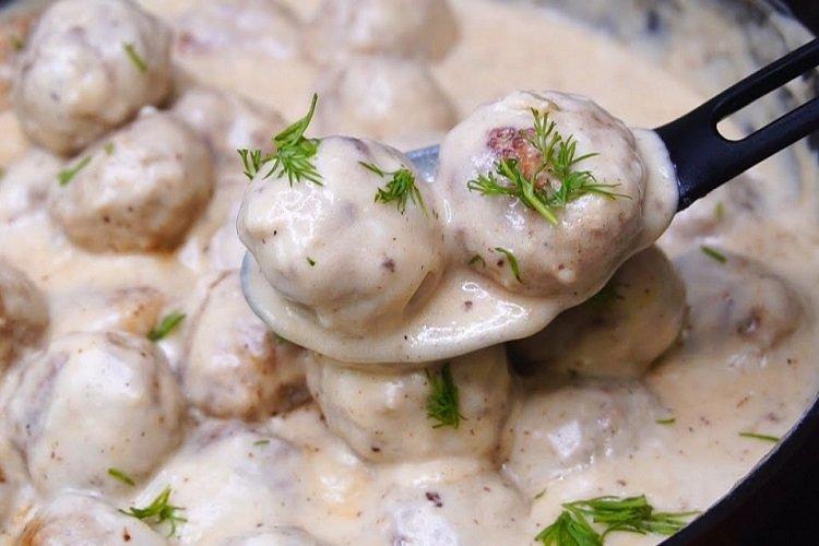 Boulettes de viande aux champignons dans une sauce à la crème sure