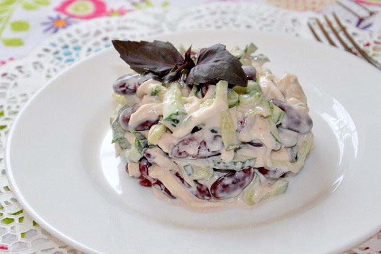 Salade de poulet, haricots et concombre