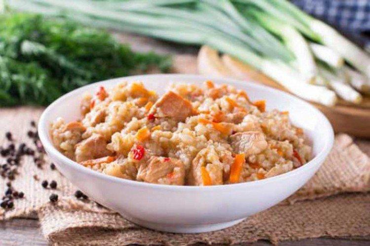 Bouillie d'orge avec de la viande