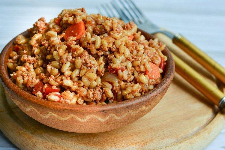 Bouillie d'orge avec de la viande hachée