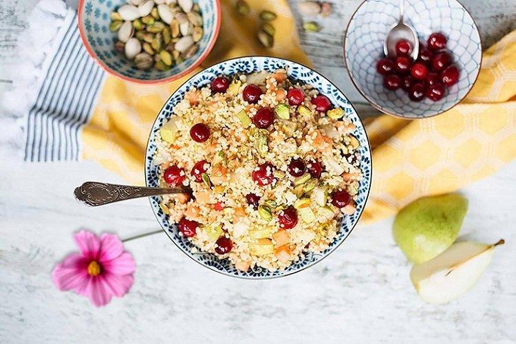 Bouillie de millet avec noix, baies et fruits