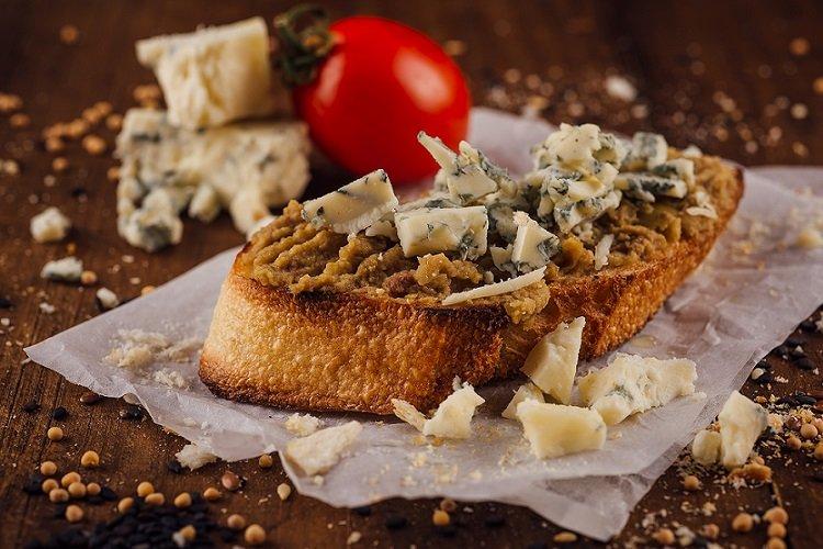 Bruschetta aux olives et fromage bleu