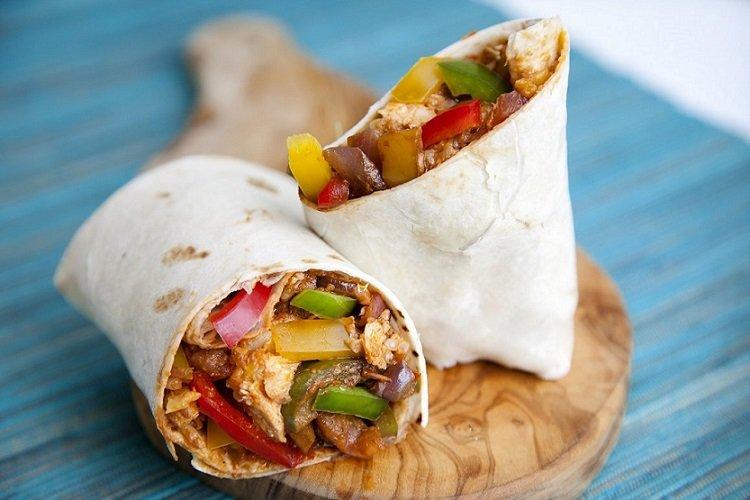 Burrito au poulet, poivrons et oignons marinés