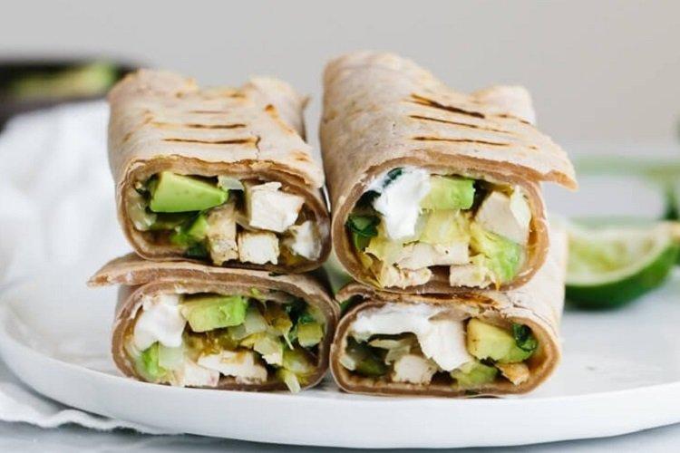 Burrito au poulet, avocat et coriandre