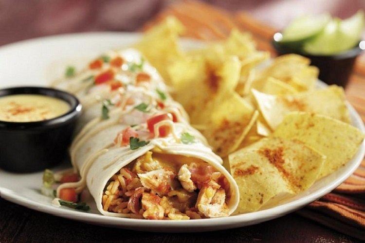 Burrito au poulet, œufs brouillés et riz