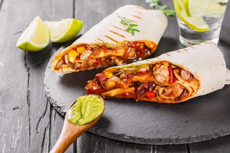 Burrito de poulet à la sauce piquante