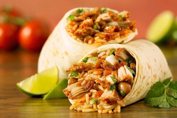 Burrito au poulet, riz et haricots