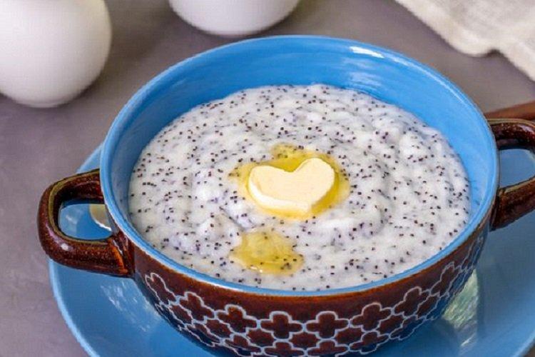 Bouillie de semoule aux graines de pavot au lait