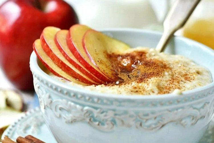 Bouillie de semoule cuite au lait avec pomme et cannelle